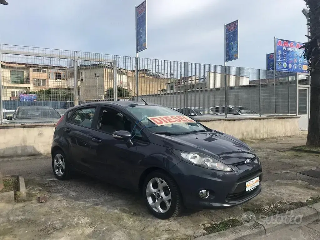 Usata Ford Fiesta Titanium 70 CV (51 kW) 2011 Grigio Berlina