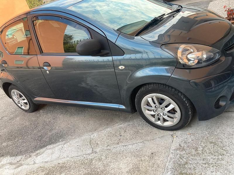 Grigio Usata 2013 Toyota Aygo Due volumi | 4500 € (Buon prezzo) - Immagine 1/4