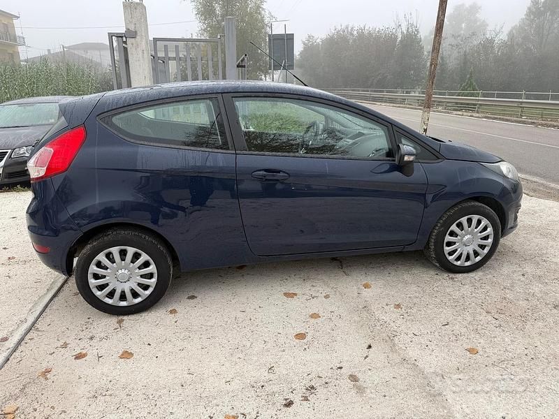 Usata Ford Fiesta 95 CV (69 kW) 2015 Blu Berlina