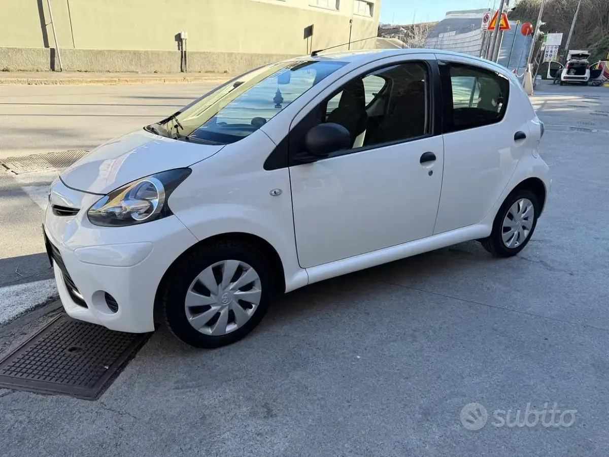 Usata Toyota Aygo 68 CV (50 kW) 2012 Other Utilitaria