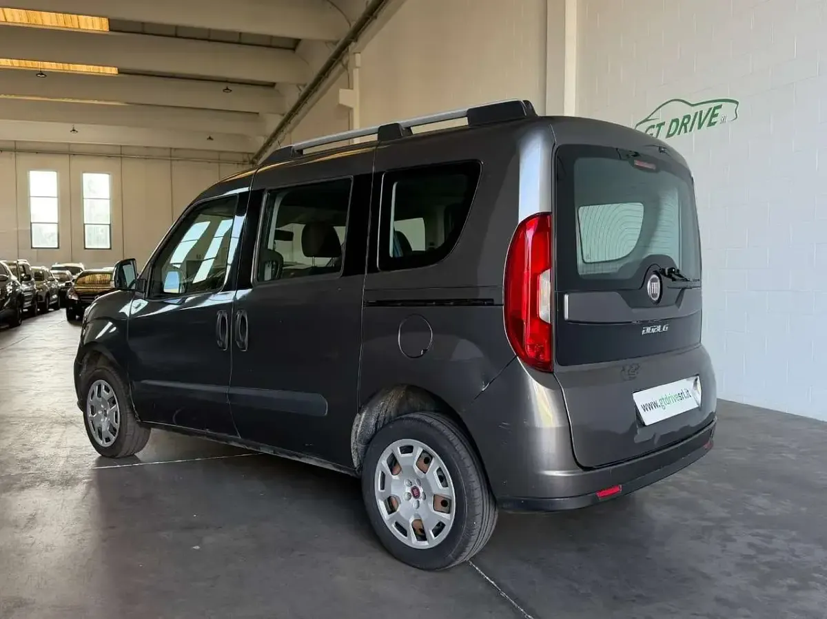 Usata Fiat Doblò Easy 120 CV (88 kW) 2017 Grigio scuro metallizzato Monovolume