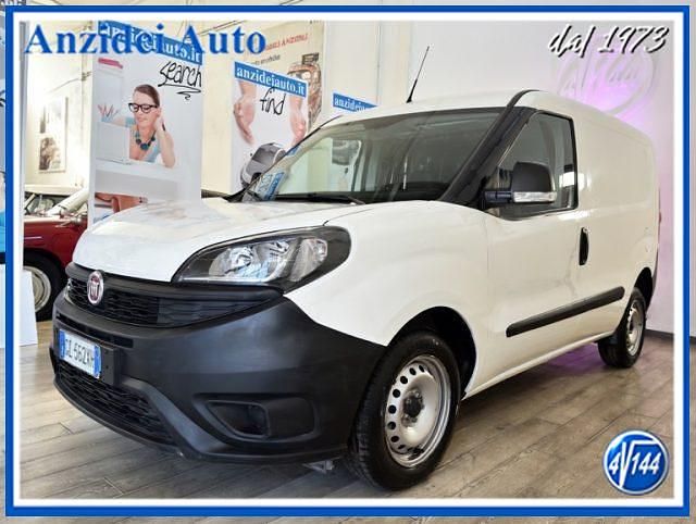 Usata Fiat Doblò Business 105 CV (77 kW) 2022 Bianco pastello Monovolume