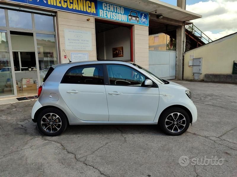 Begagnad Smart ForFour Passion 71 HK (52 kW) 2016 Vit Halvkombi
