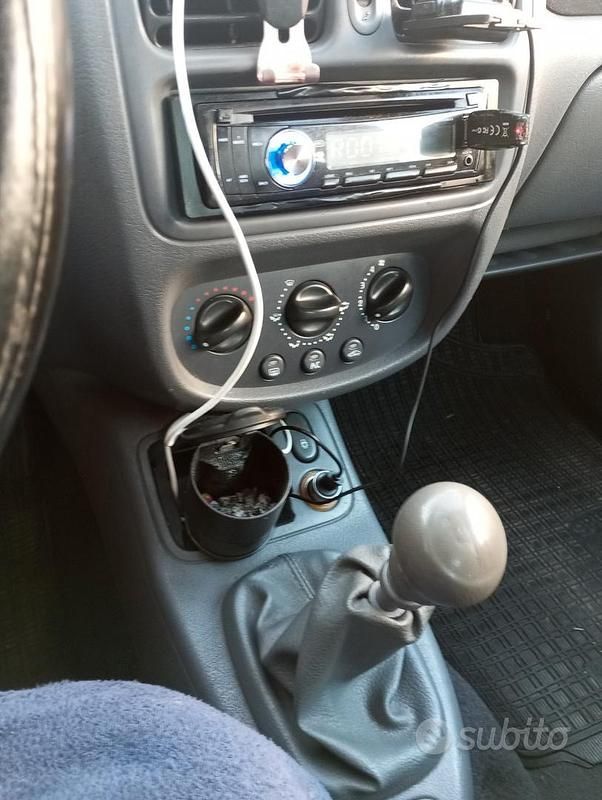 Usata Renault Clio II 58 CV (42 kW) 1998 Nero Berlina