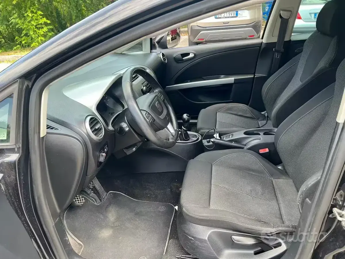 Usata Seat Leon 105 CV (77 kW) 2010 Nero Utilitaria