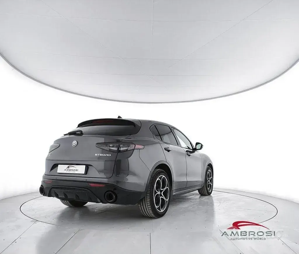Käytetty Alfa Romeo Stelvio Veloce 210 HP (154 kW) 2025 Harmaa Katumaasturi