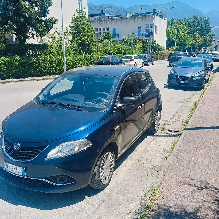 Usata Lancia Ypsilon Gold 69 CV (50 kW) 2016 Bluazzurro Utilitaria