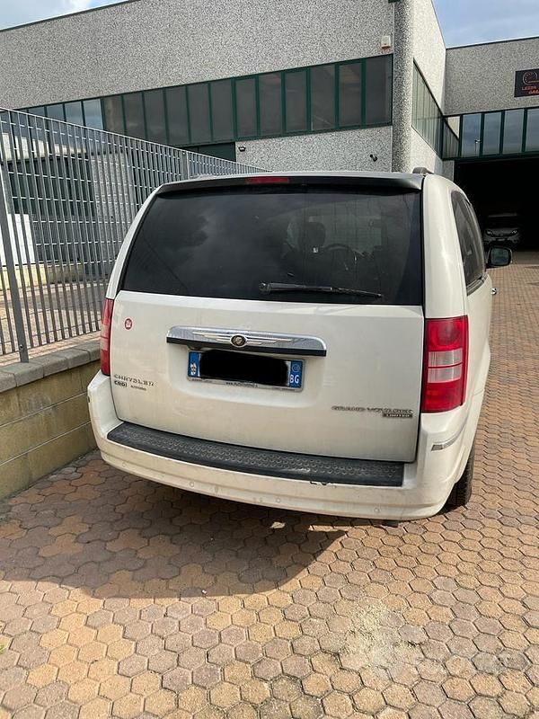 Usata Chrysler Voyager 163 CV (119 kW) 2010 Bianco Monovolume