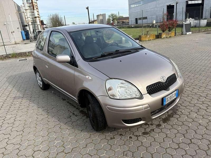 Usata Toyota Yaris Sol 68 CV (50 kW) 2003 Grigio Berlina