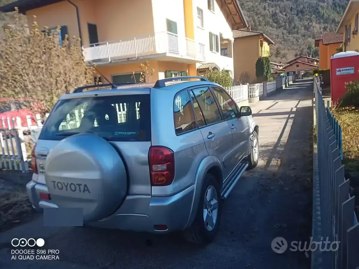 Usata Toyota RAV4 150 CV (110 kW) 2004 Grigio SUV