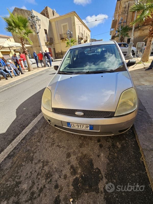 Usata Ford Fiesta 90 CV (66 kW) 2004 Grigio Utilitaria