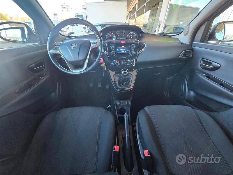 Usata Lancia Ypsilon Gold 69 CV (50 kW) 2018 Grigio Utilitaria