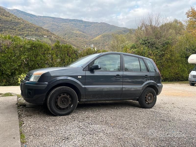 Grigio Usata 2008 Ford Fusion Tre volumi | 800 € (Super prezzo) - Immagine 1/4