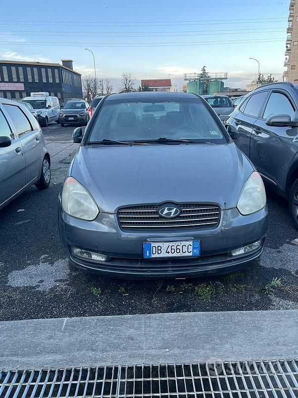 Grigio Usata 2006 Hyundai Accent Tre volumi | 1400 € - Immagine 1/2