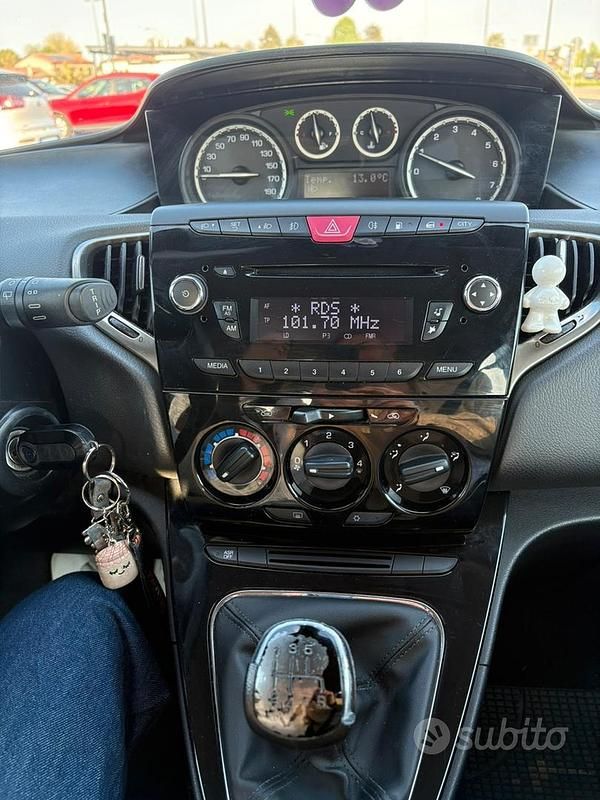 Usata Lancia Ypsilon 85 CV (62 kW) 2013 Bianco Utilitaria
