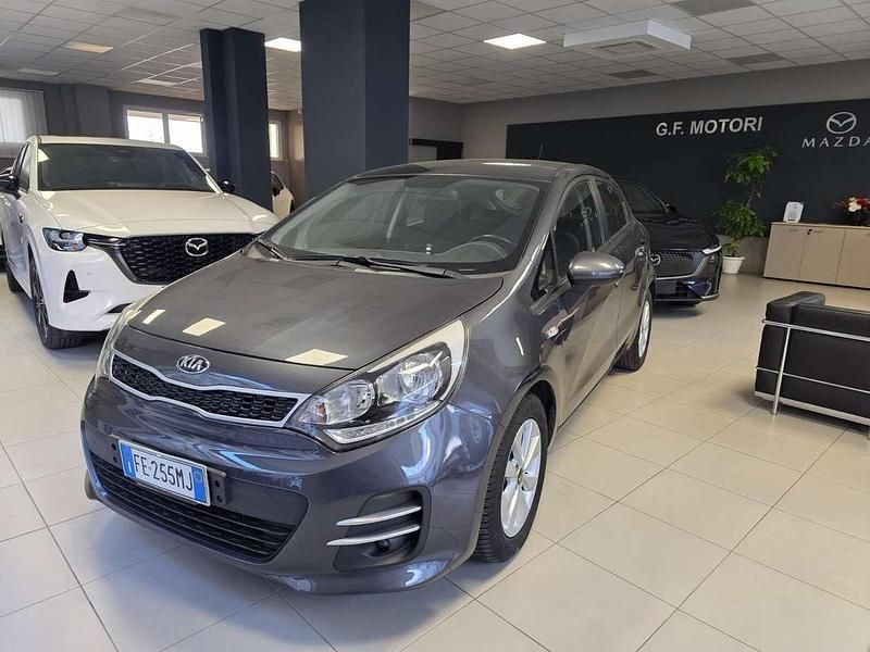 Grigio Usata 2016 Kia Rio Active Tre volumi | 8900 € (Buon prezzo) - Immagine 1/4