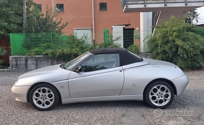 Usata Alfa Romeo Spider 128 CV (94 kW) 2003 Grigio Cabrio