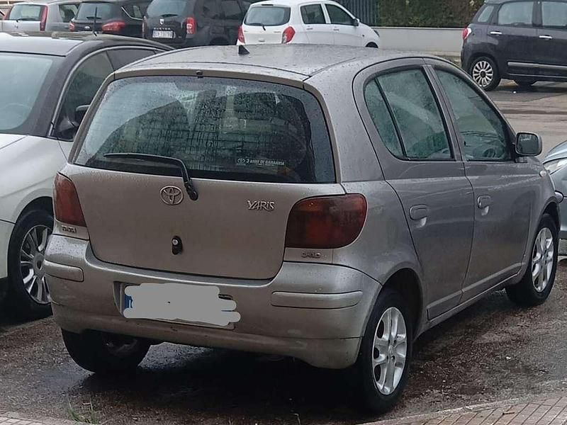 Usata Toyota Yaris 75 CV (55 kW) 2004 Argento Utilitaria