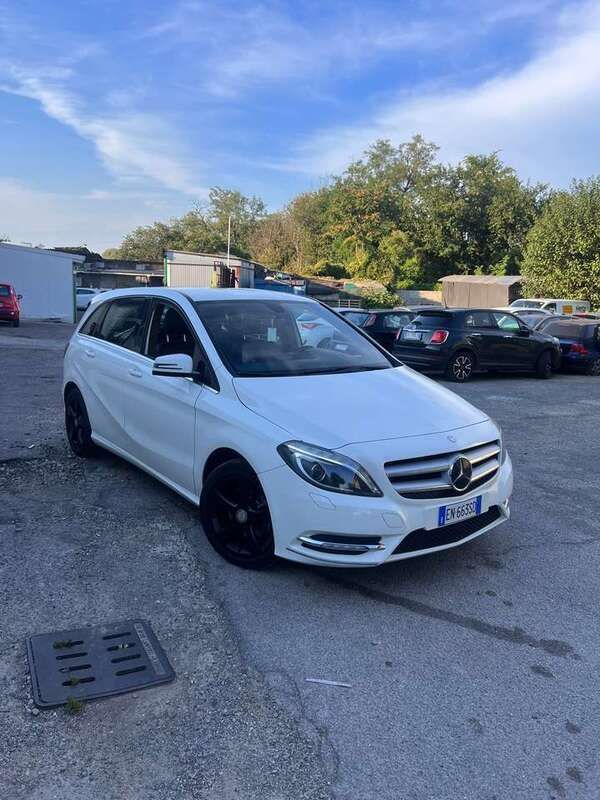 Bianco Usata 2013 Mercedes A180 Premium Monovolume | 11.000 € (Molto cara) - Immagine 1/4