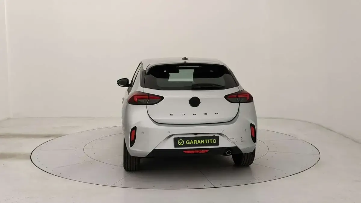Usata Opel Corsa 101 CV (74 kW) 2025 Kaolin white Utilitaria