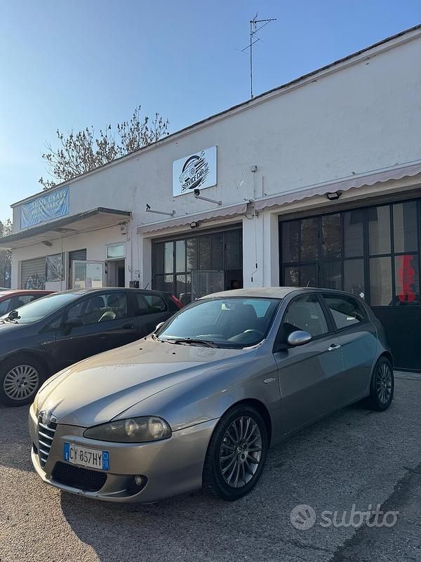 Usata Alfa Romeo 147 Exclusive 149 CV (109 kW) 2006 Grigio Utilitaria