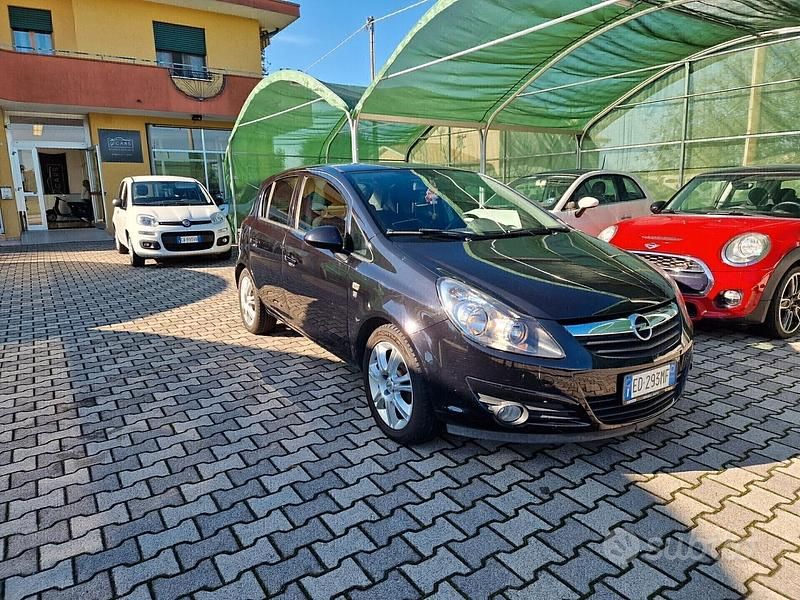 Nero Usata 2010 Opel Corsa Edition Tre volumi | 6500 € (Molto cara) - Immagine 1/4