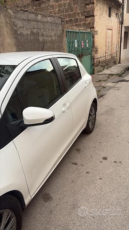 Bianco Usata 2018 Toyota Yaris Tre volumi | 7000 € (Super prezzo) - Immagine 1/4