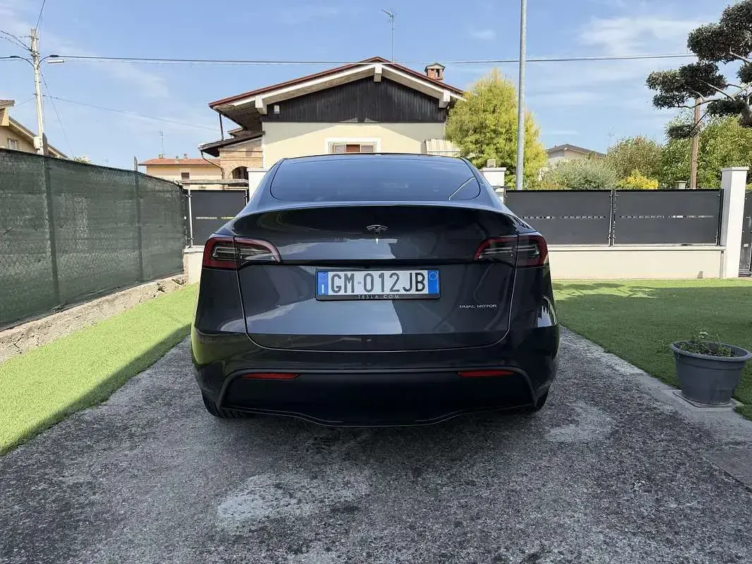 Usata Tesla Model Y 189 kW (258 CV) 2023 Grigio SUV