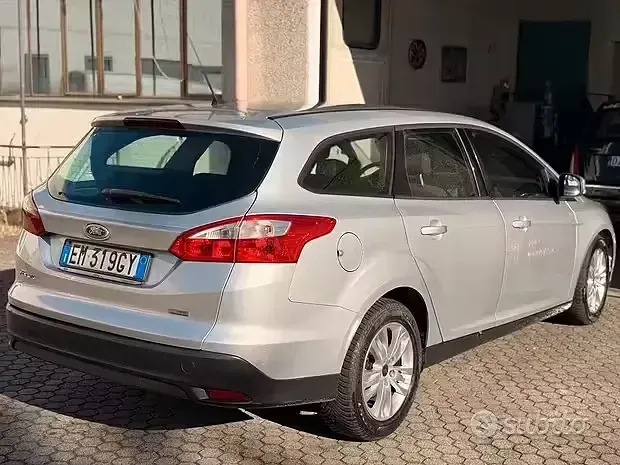 Usata Ford Focus 115 CV (84 kW) 2012 Grigio Station wagon