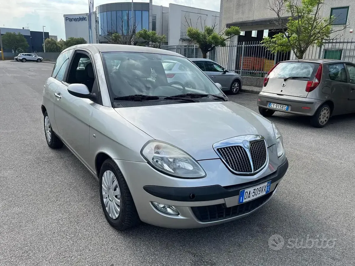 Usata Lancia Ypsilon 60 CV (44 kW) 2006 Grigio Utilitaria