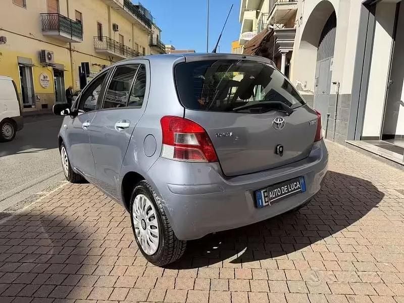 Usata Toyota Yaris Lounge 99 CV (72 kW) 2011 Blu Utilitaria