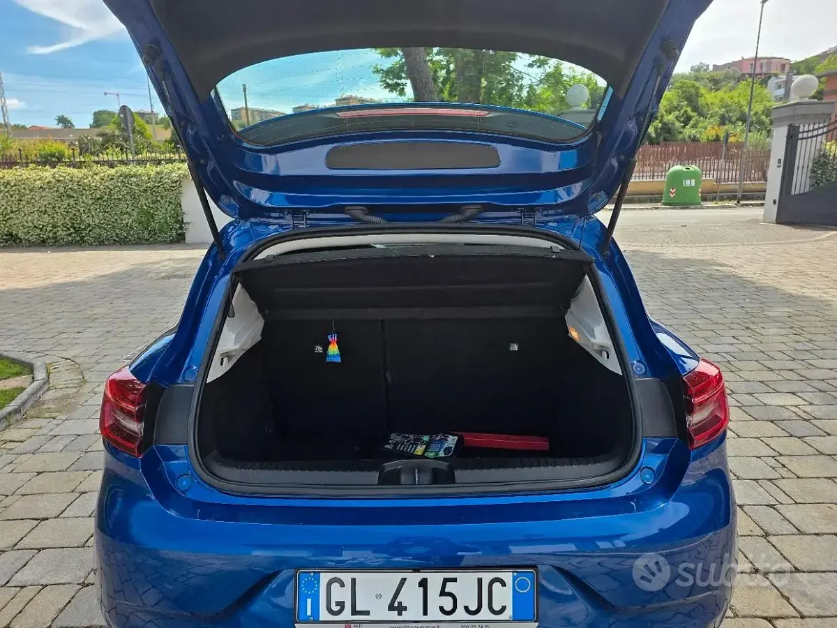 Begagnad Renault Clio V 90 HK (66 kW) 2022 Blå Sedan