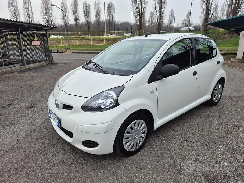 Usata Toyota Aygo Connect Style 67 CV (49 kW) 2012 Bianco Utilitaria