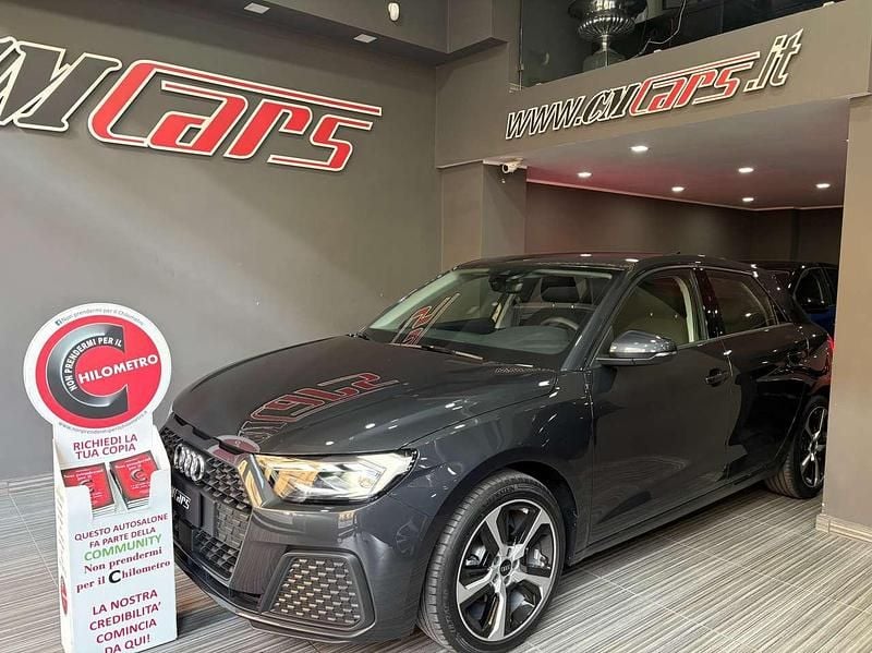 Grigio Nuova 2025 Audi A1 Sportback Business Due volumi | 26.900 € (Super prezzo) - Immagine 1/4