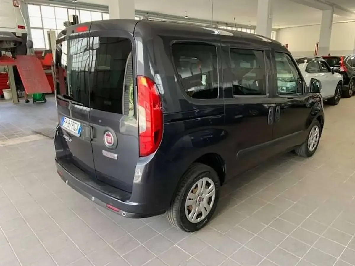Usata Fiat Doblò 105 CV (77 kW) 2018 Grigio Monovolume