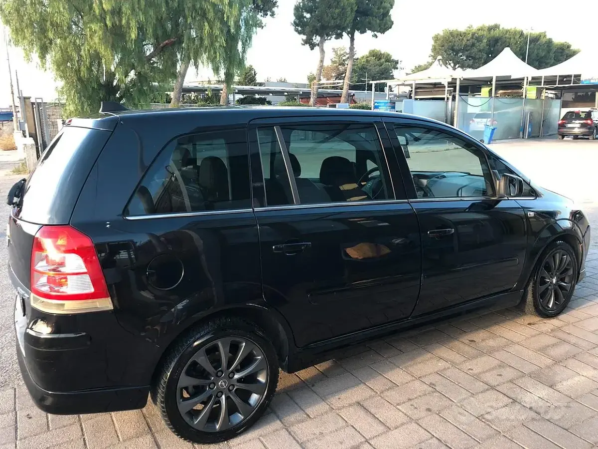 Usata Opel Zafira 150 CV (110 kW) 2010 Nero Monovolume