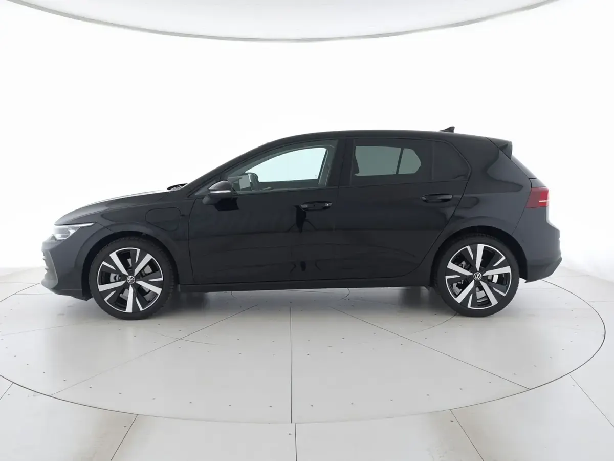 Usata VW Golf VIII Edition 204 CV (150 kW) 2025 Grenadill black metallizzato Berlina
