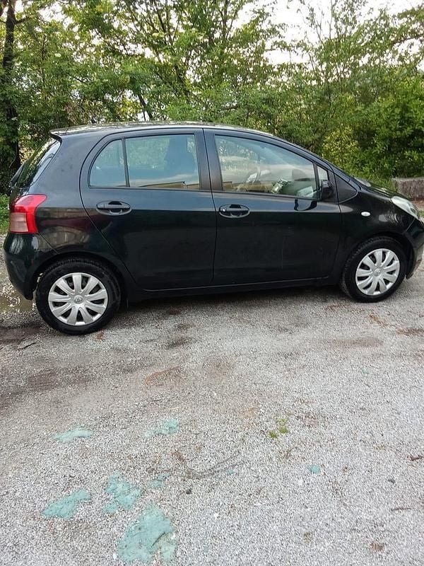 Begagnad Toyota Yaris 64 HK (47 kW) 2007 Svart Halvkombi