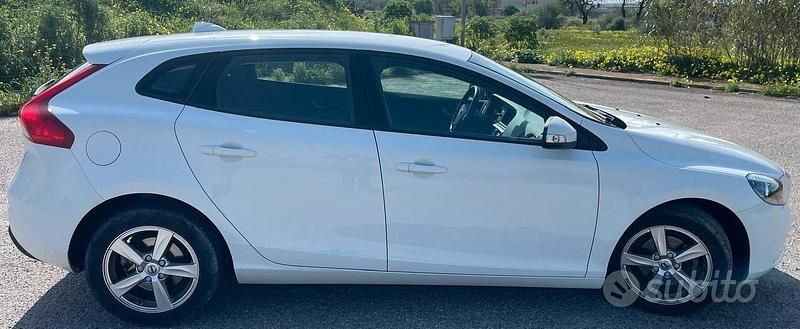 Usata Volvo V40 120 CV (88 kW) 2017 Bianco Berlina