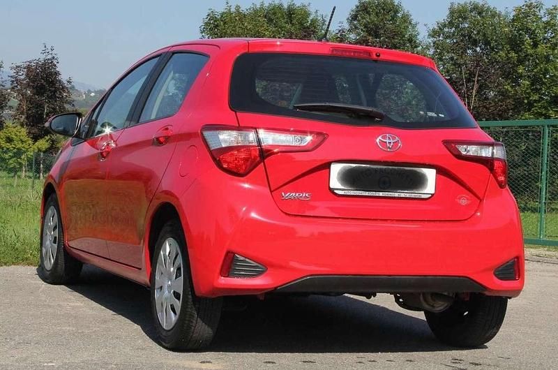 Usata Toyota Yaris Cool 72 CV (52 kW) 2019 Rosso Berlina