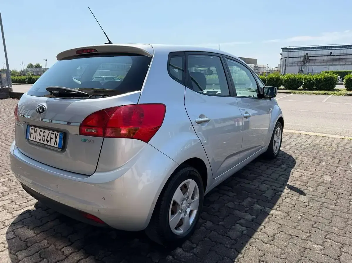 Usata Kia Venga 90 CV (66 kW) 2017 Argento Utilitaria