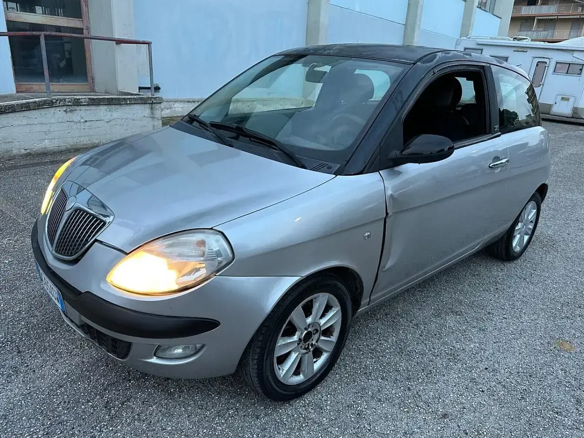 Usata Lancia Ypsilon 60 CV (44 kW) 2006 Argento Utilitaria