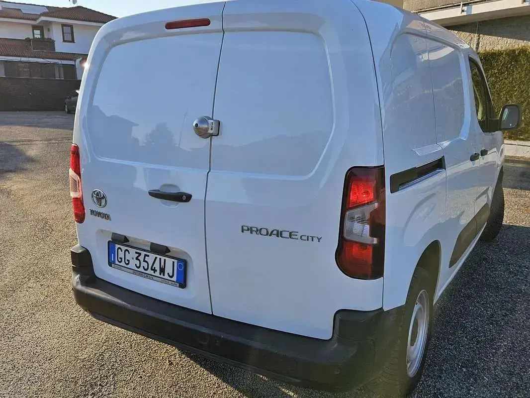 Begagnad Toyota Proace City City 102 HK (75 kW) 2021 Vit Minibuss