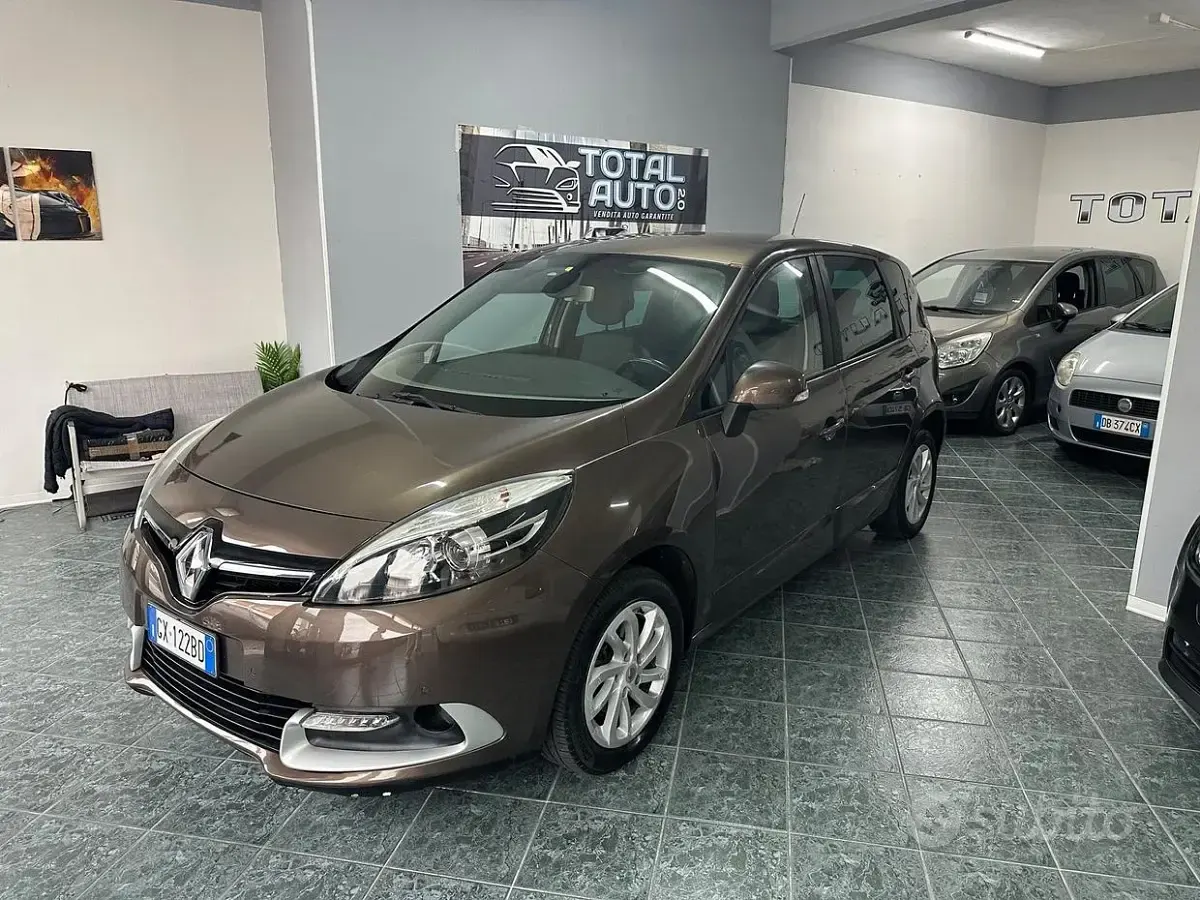 Käytetty Renault Scenic E-Tech XMOD 95 HP (69 kW) 2014 Ruskea Tila-auto