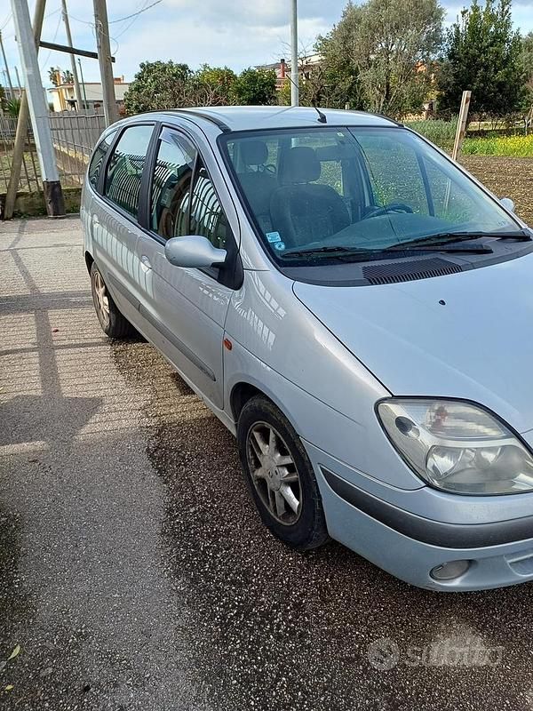Usata Renault Scénic 102 CV (75 kW) 2001 Grigio Monovolume