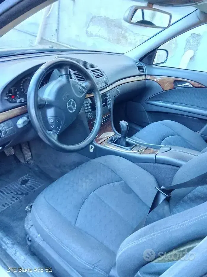 Usata Mercedes E220 150 CV (110 kW) 2004 Blu Berlina