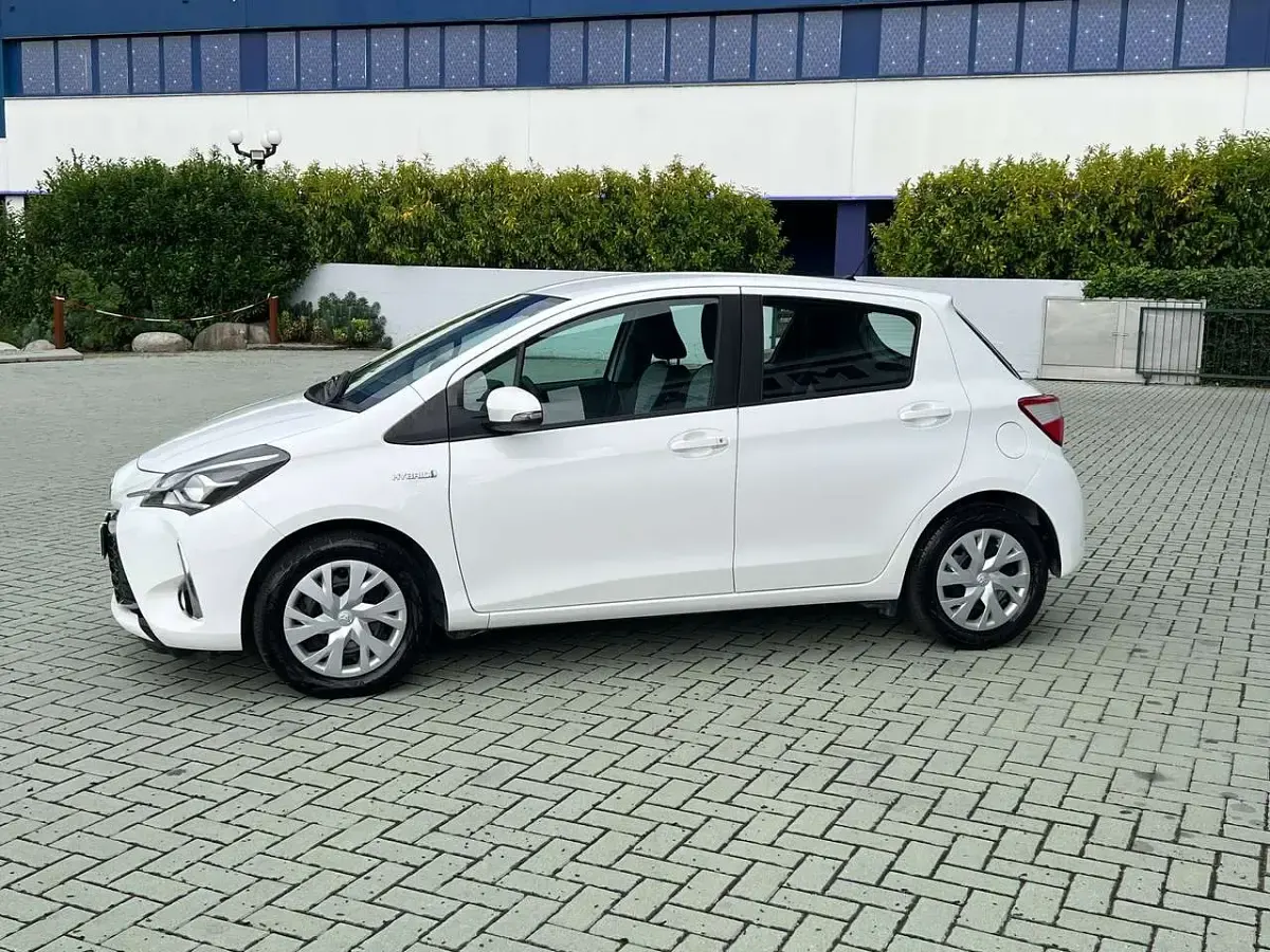 Usata Toyota Yaris Hybrid Business Edition 73 CV (53 kW) 2019 Bianco Berlina