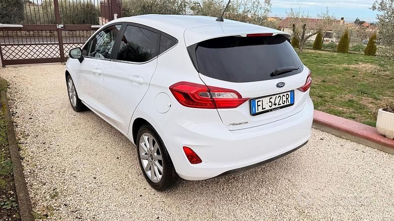 Usata Ford Fiesta 100 CV (73 kW) 2017 Bianco Berlina