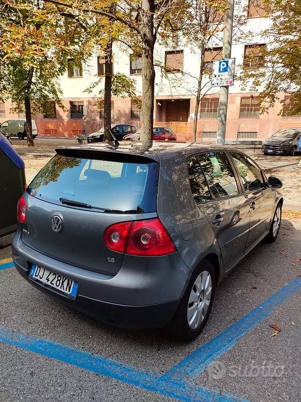 Grigio Usata 2008 VW Golf V Utilitaria | 1000 € (Super prezzo) - Immagine 1/4