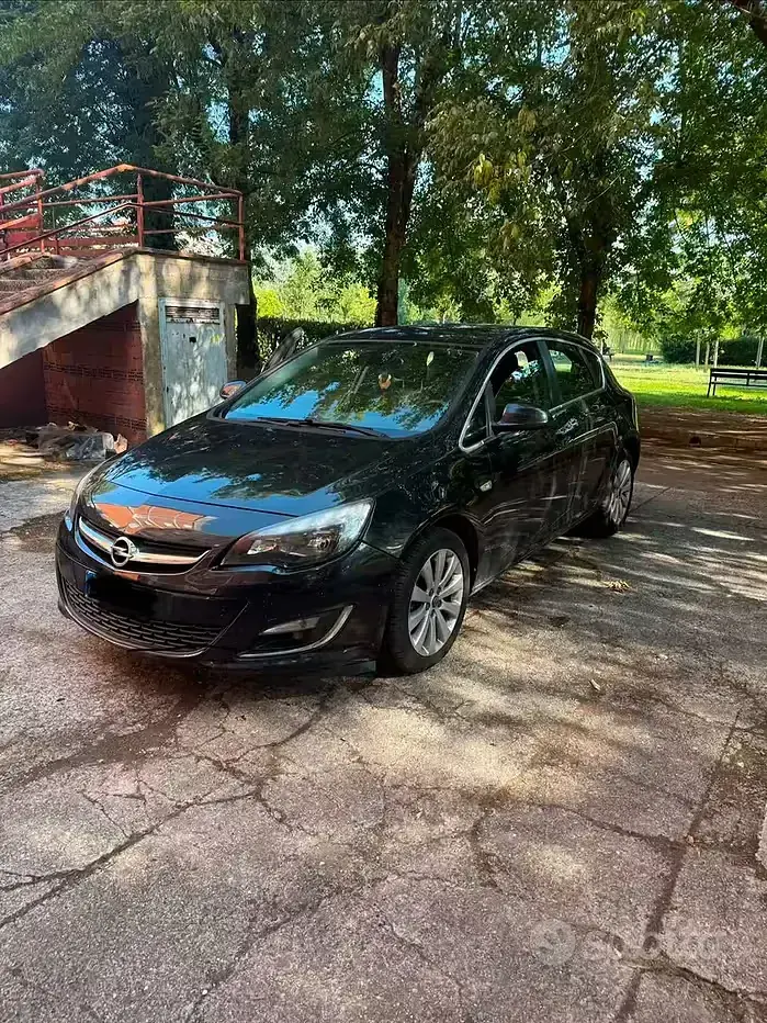 Usata Opel Astra 140 CV (102 kW) 2014 Nero Berlina